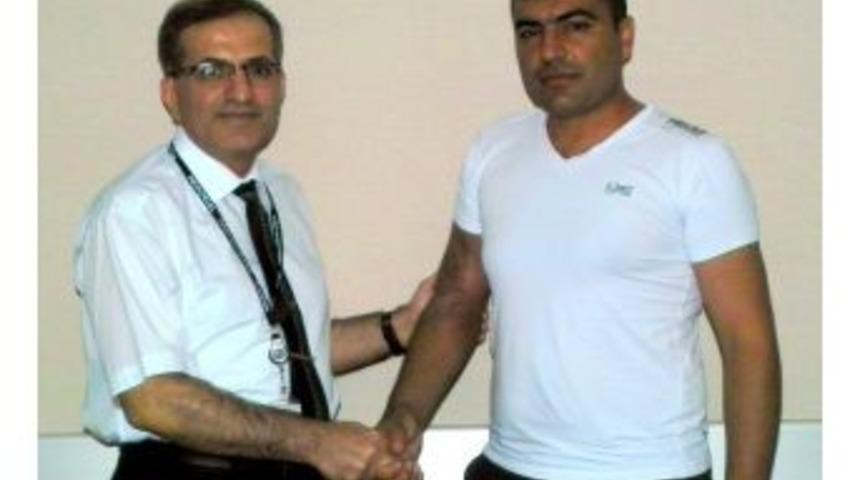 Dikilen Koluyla Doktorunun Elini Tuttu