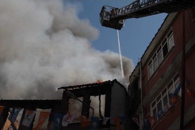 Beyoğlu nda &Ccedil;ıkan Yangında, Mahalle Sakinleri İtfaiye Erlerine Saldırdı 1