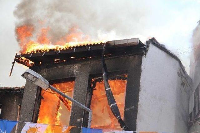Beyoğlu nda &Ccedil;ıkan Yangında, Mahalle Sakinleri İtfaiye Erlerine Saldırdı 2