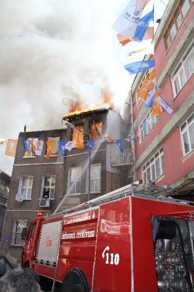 Beyoğlu nda &Ccedil;ıkan Yangında, Mahalle Sakinleri İtfaiye Erlerine Saldırdı 3