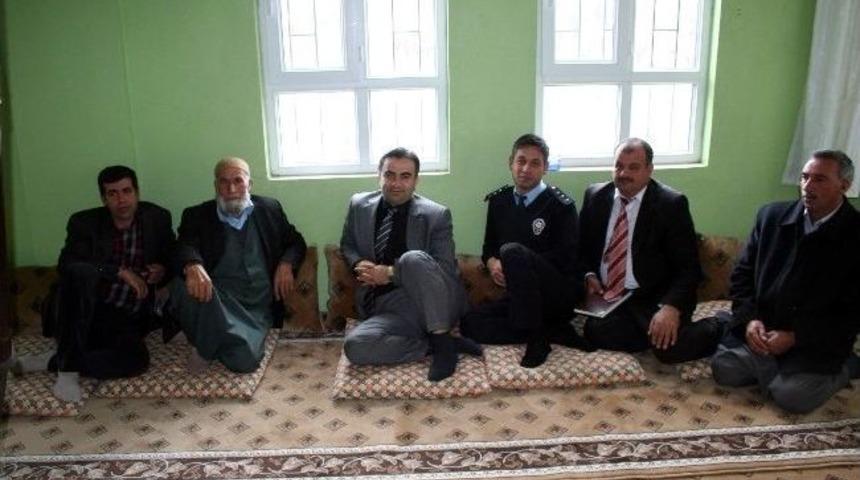 Kaymakam G&uuml;ven, Şehit Ailesini Ziyaret Etti