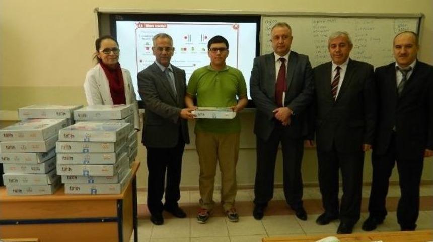 Erenler Anadolu Lisesi &Ouml;ğrencilerine Tablet Dağıtıldı