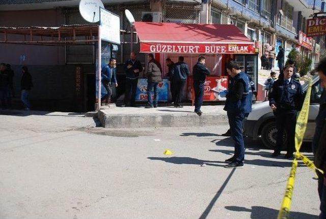 Büfe İşletmecisi Apartman Kapıcısını Silahla Vurdu