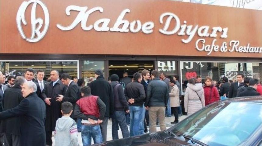 Barzani İle Davutoğlu Kahve Diyarı'nda Mola Verdi