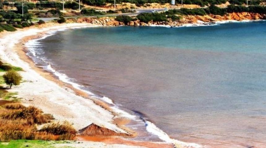 Bodrum'da deniz kızıl renge b&uuml;r&uuml;nd&uuml;