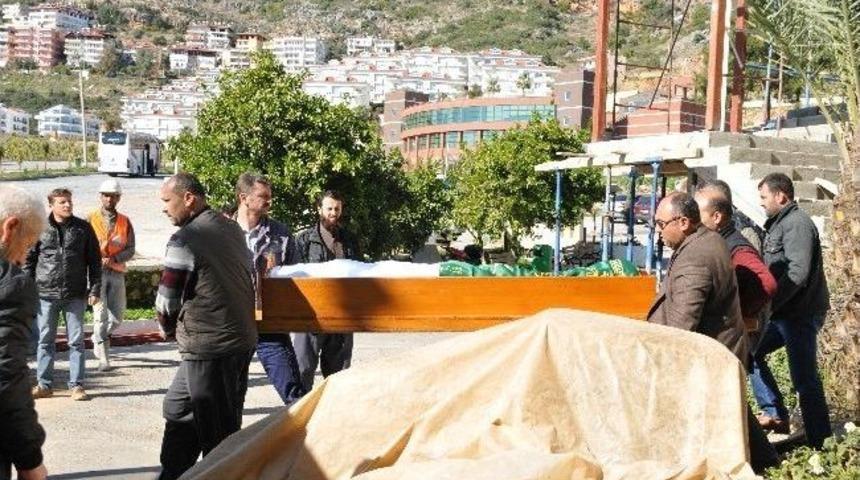 Eşini Boğazını Keserek &Ouml;ld&uuml;rd&uuml;