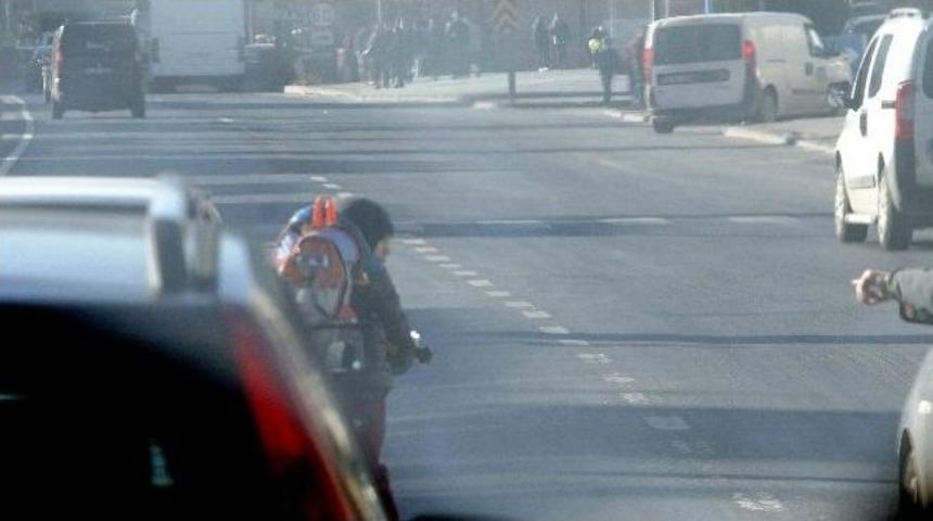 Ana Yolda Bisikletle Seyreden K&uuml;&ccedil;&uuml;k &Ccedil;ocuk Korkuttu