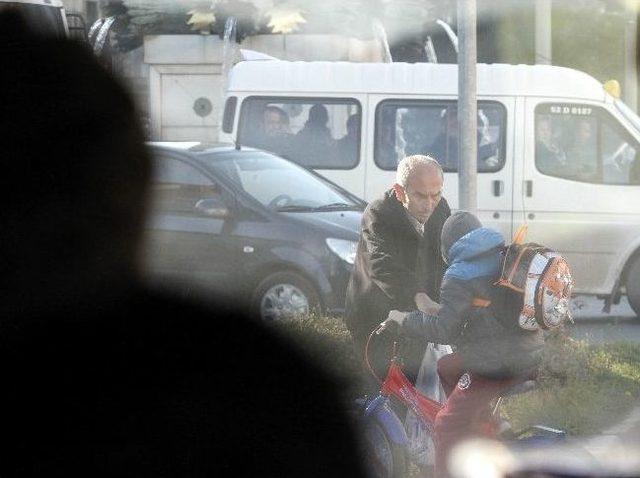 Ana Yolda Bisikletle Seyreden K&uuml;&ccedil;&uuml;k &Ccedil;ocuk Korkuttu 1