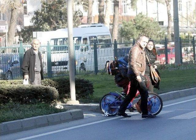 Ana Yolda Bisikletle Seyreden K&uuml;&ccedil;&uuml;k &Ccedil;ocuk Korkuttu 2
