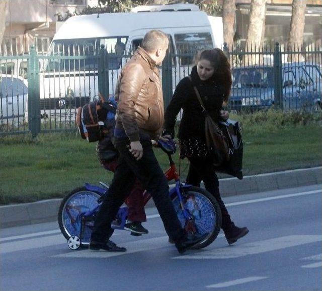 Ana Yolda Bisikletle Seyreden K&uuml;&ccedil;&uuml;k &Ccedil;ocuk Korkuttu 3