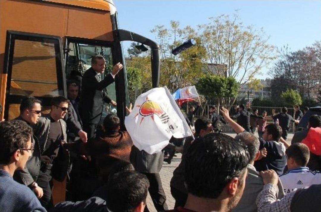 Başbakan, Adana'da, D&ouml;n&uuml;ş Yolunda Satran&ccedil; Dağıttı