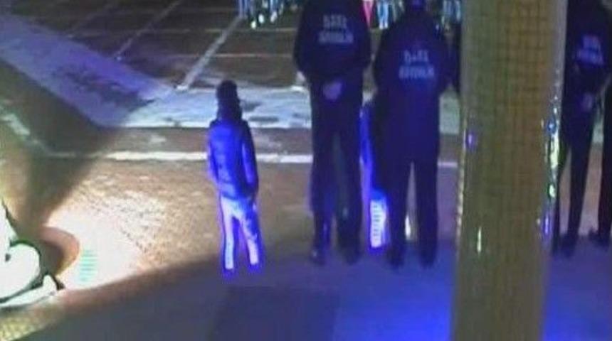 Rekt&ouml;rl&uuml;ğe Y&uuml;r&uuml;yen &Ouml;ğrencilerin Binayı Taşlaması G&uuml;venlik Kameralarına Yansıdı