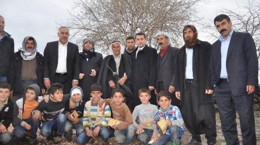 Parlak, Bir G&uuml;nde 10 K&ouml;y&uuml; Gezdi