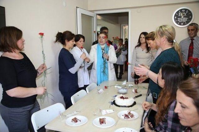 Dsp Bal&ccedil;ova Belediye Başkan Adayı Semra Aksakal Kayacan Sağlık&ccedil;ıları Ziyaret Etti 1