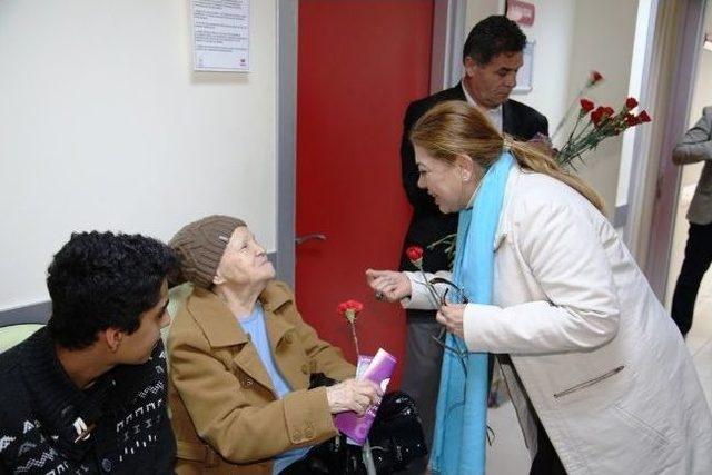 Dsp Bal&ccedil;ova Belediye Başkan Adayı Semra Aksakal Kayacan Sağlık&ccedil;ıları Ziyaret Etti 2