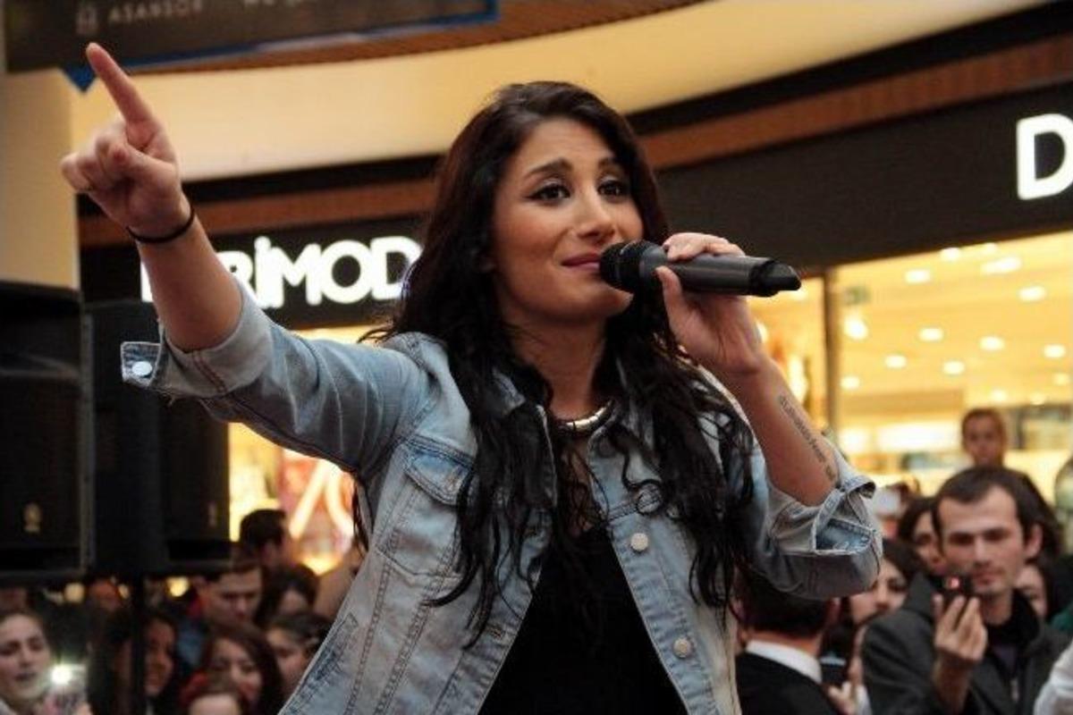 İrem Derici, Sevenleri İle Piazza&rsquo;da Buluştu