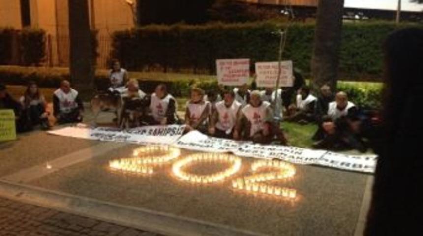 İhd'den Hasta H&uuml;k&uuml;ml&uuml;ler İ&ccedil;in Mumlu Eylem