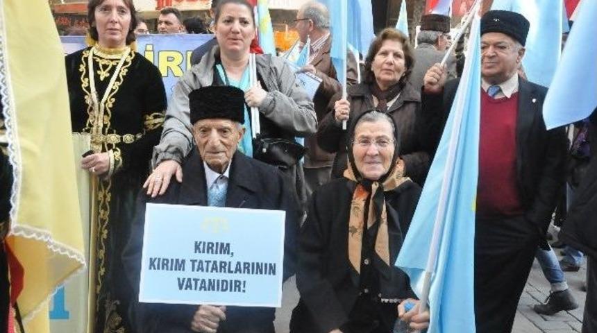 İzmir&rsquo;de Kırım T&uuml;rkleri Referandumu Protesto Etti