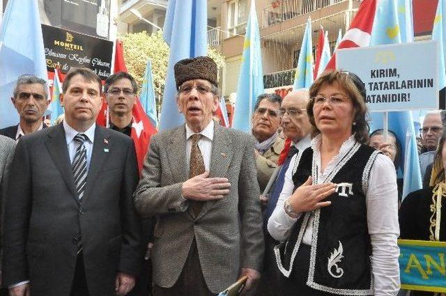 İzmir’de Kırım Türkleri Referandumu Protesto Etti