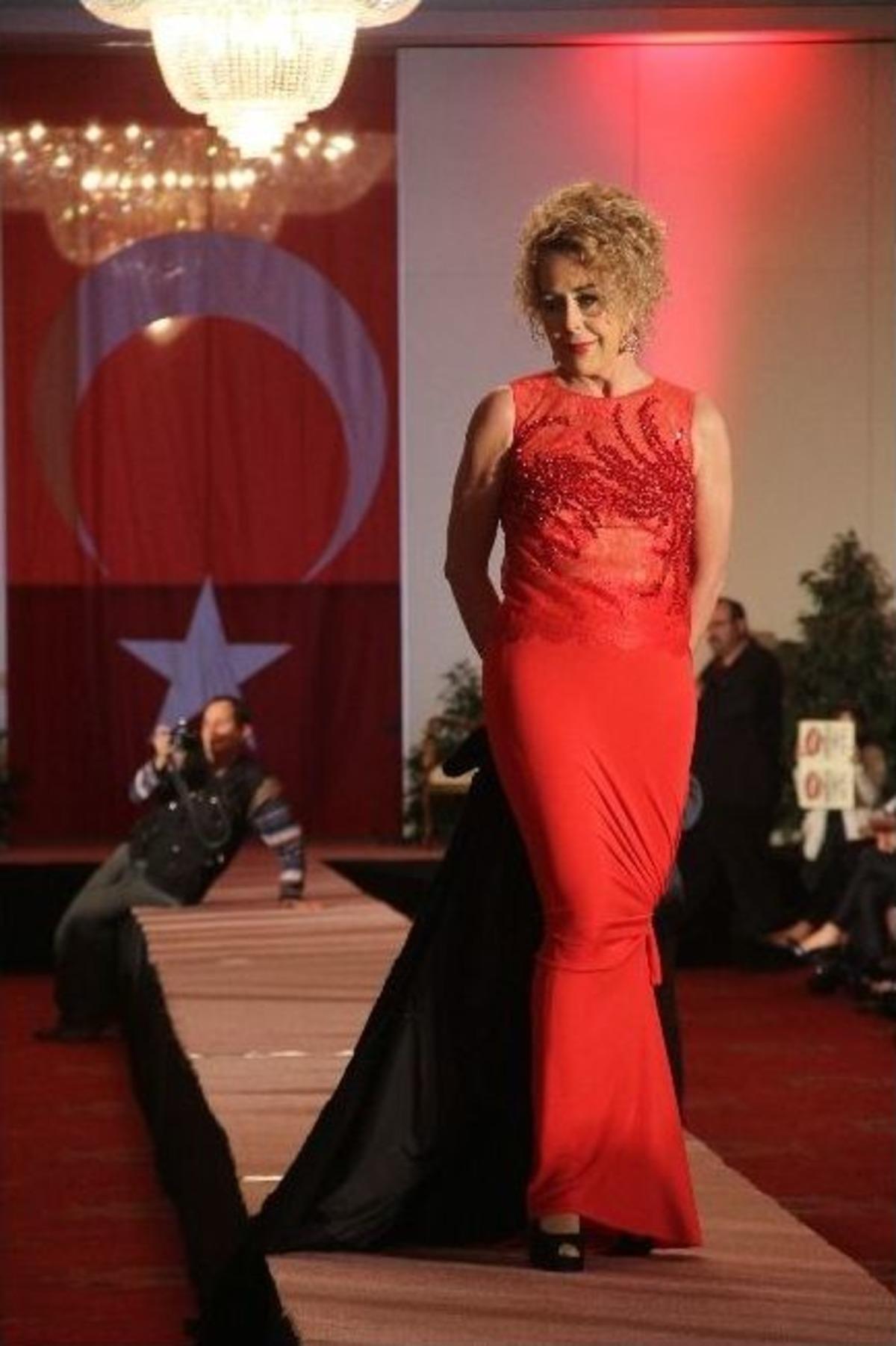 Hatay&rsquo;da &ldquo;cumhuriyet Kadınları&rdquo; Defilesi