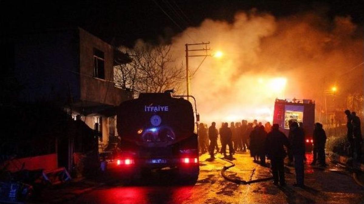 Evlere Sı&ccedil;rayan Yangın K&ouml;yl&uuml;y&uuml; Sokağa D&ouml;kt&uuml;