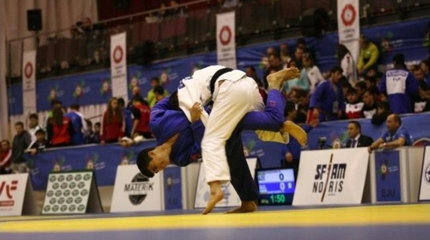 T&uuml;rk Sporculardan İlk G&uuml;nde 2 G&uuml;m&uuml;ş, 5 Bronz Madalya