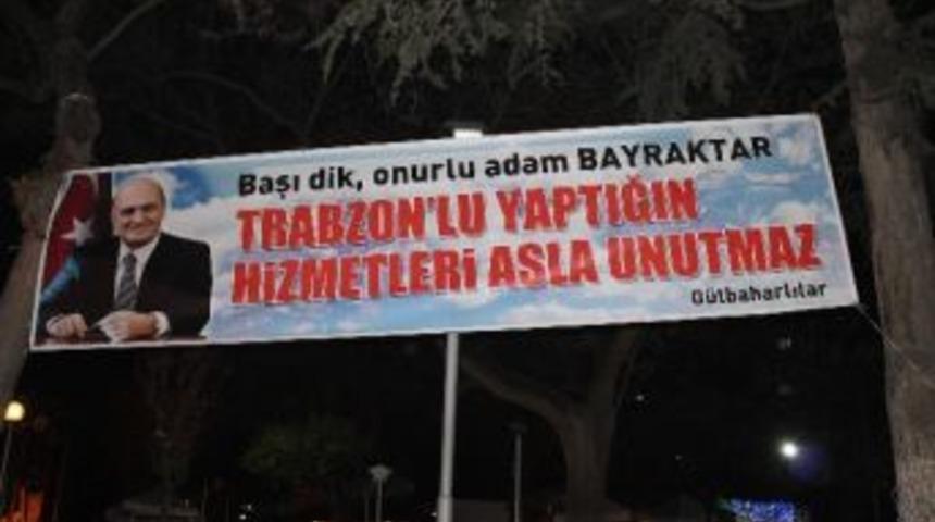 Eski &Ccedil;evre Ve Şehircilik Bakanı Bayraktar&rsquo;a Memleketinden Pankartlı Destek