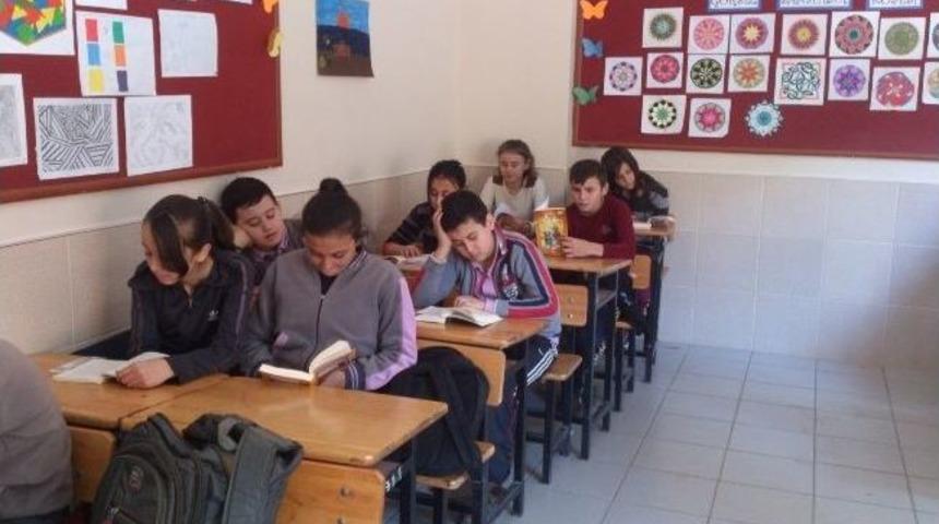 Nazlli'de K&ouml;yl&uuml;ler G&uuml;ne 10 Dakika Kitap Okuyarak Başlıyor