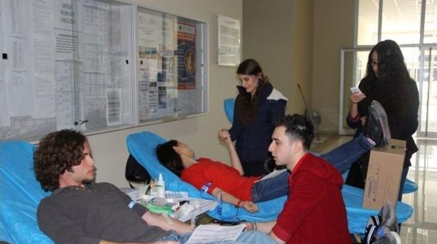 İk&ccedil;&uuml;&rsquo;l&uuml; &Ouml;ğrencilerden Kan Bağışı Duyarlılığı