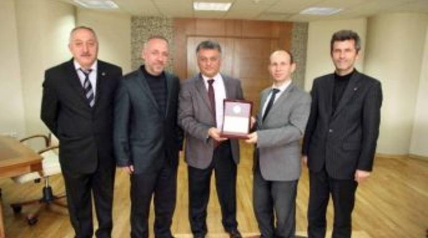 Yazıcı&rsquo;ya Sağlık-iş&rsquo;ten Teşekk&uuml;r Plaketi