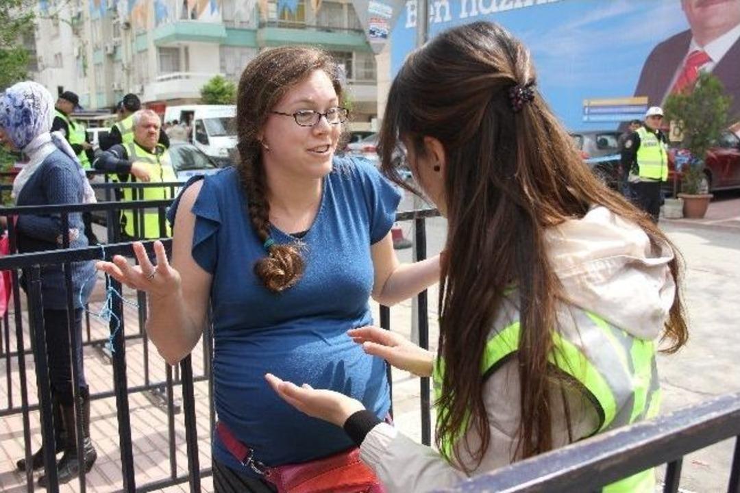 (&ouml;zel Haber) Meraklı Turistler Hdp Mitinginde Polisi Alarma Ge&ccedil;irdi