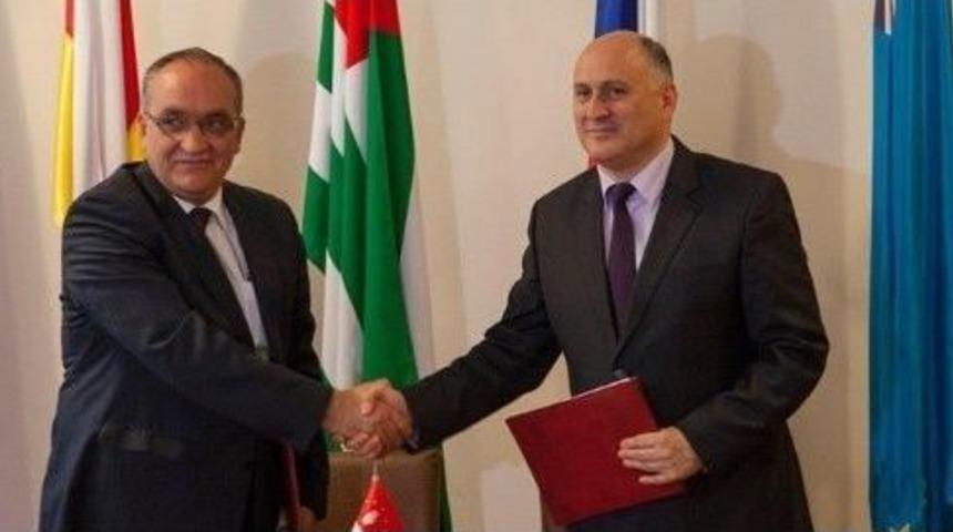 Abhazya Dışişleri Bakanlığı Abhazfed İle İş Birliği Protokol&uuml; İmzaladı