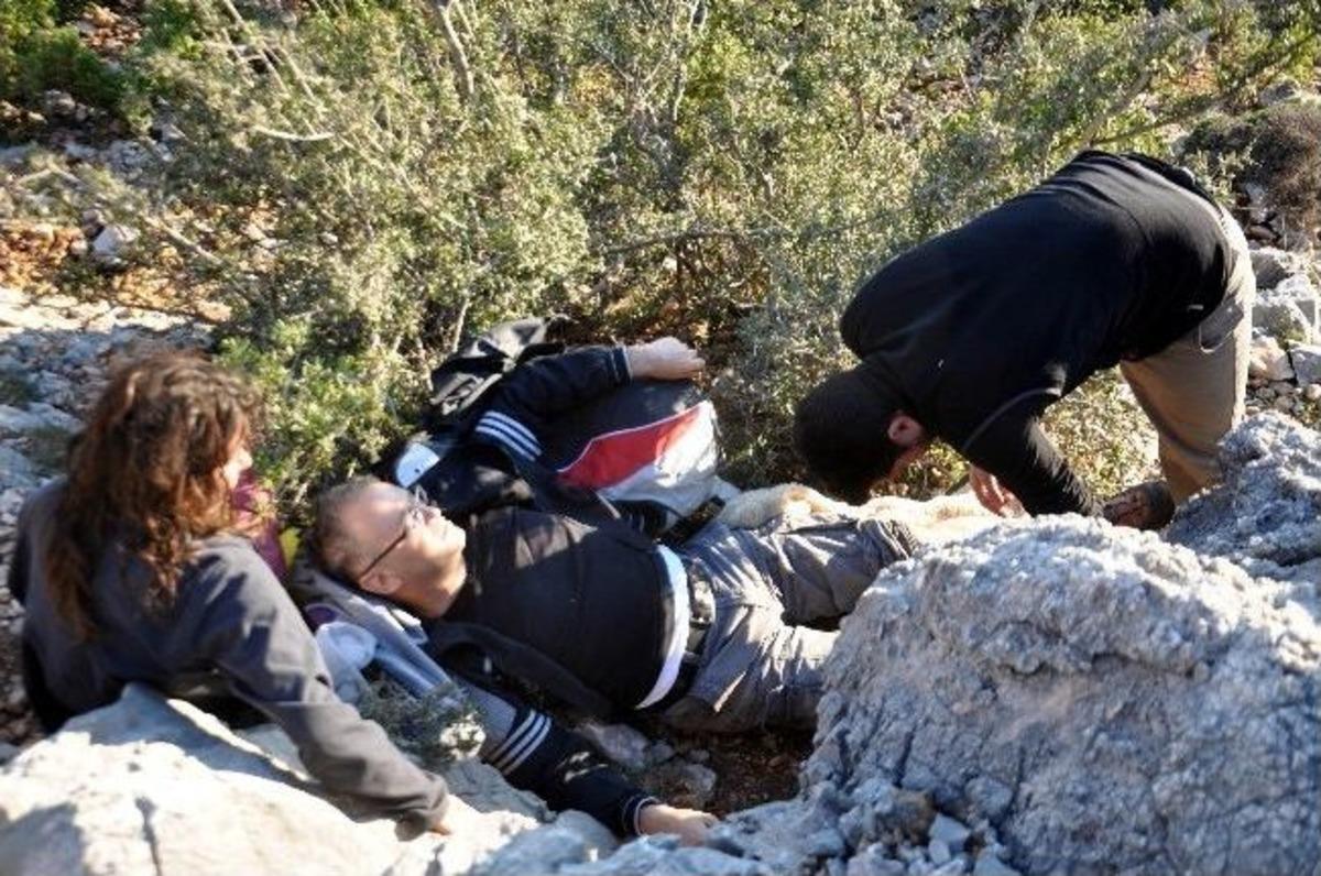 Paraş&uuml;t&ccedil;&uuml; 50 Metreden Kayalıklara &Ccedil;akıldı