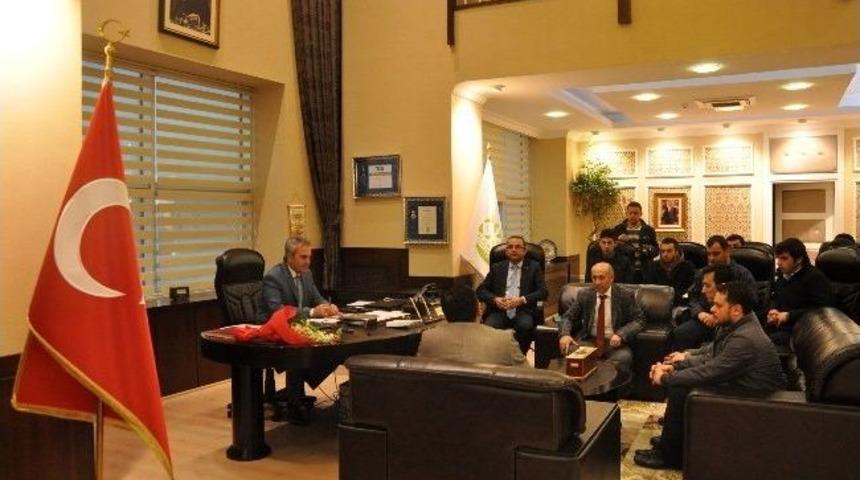 Robot Kul&uuml;b&uuml; &Ouml;ğrencilerinden Rekt&ouml;r Uysal&rsquo;a Ziyaret