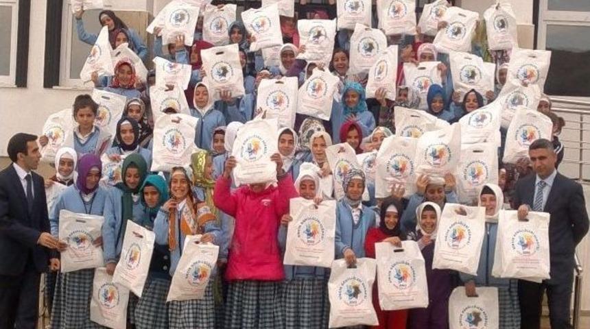 Sincik&rsquo;te Kıyafet Yardımları Devam Ediyor