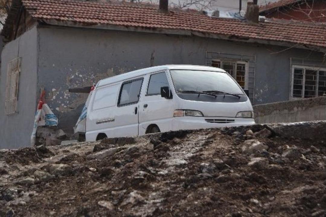 (&ouml;zel Haber) İnşaat Temeli Atılınca Ara&ccedil; Mahsur Kaldı
