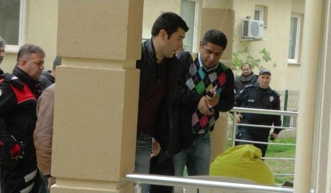 Eşi Ve &Ccedil;ocuğunu Rehin Alan Cinayet Zanlısını Savcı İkna Etti