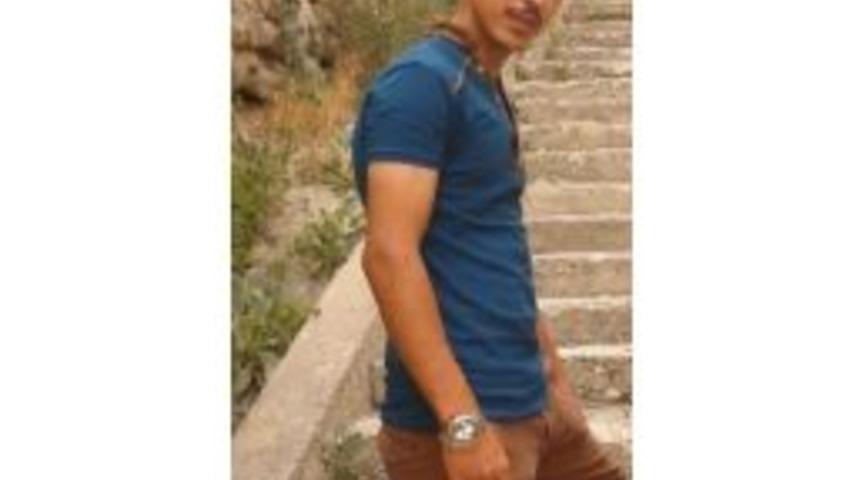 Ak Parti Bayrağı Asarken D&uuml;şen Gen&ccedil;