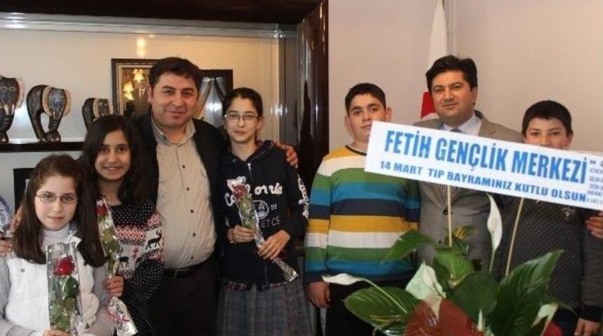 Yerk&ouml;y&rsquo;de &Ouml;ğrenciler Sağlık &Ccedil;alışanlarının Tıp Bayramını Kutladı