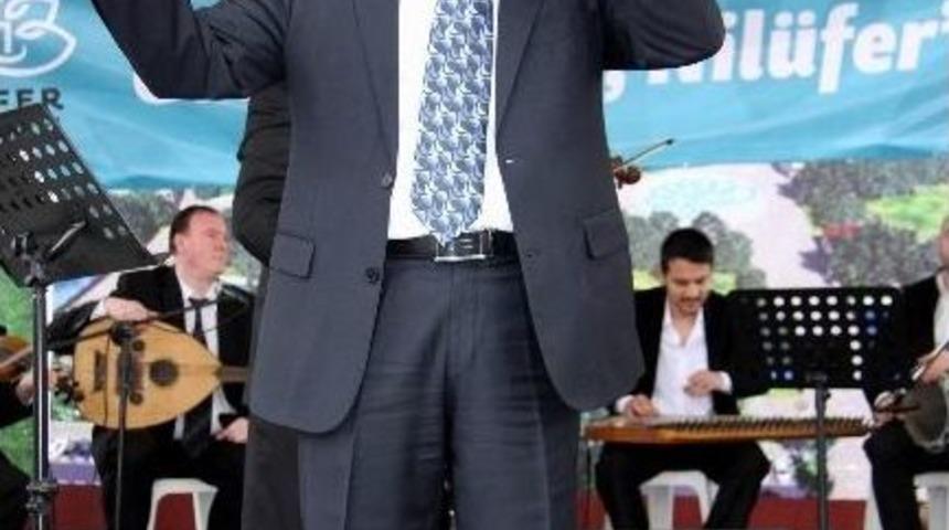 Belediye Başkanı Şarkı S&ouml;yledi, Dinleyenler Kendinden Ge&ccedil;ti