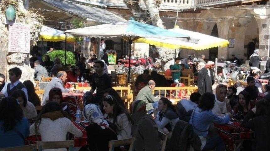 Balıklıg&ouml;l&rsquo;e &Uuml;niversiteli Akını