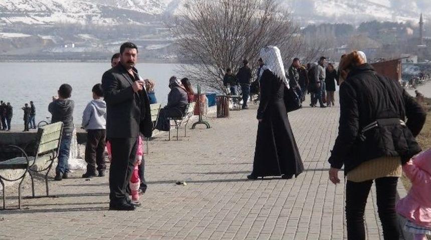 Vatandaşlar Vang&ouml;l&uuml; Sahiline Akın Etti