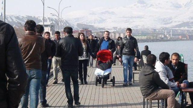 Vatandaşlar Vang&ouml;l&uuml; Sahiline Akın Etti 1