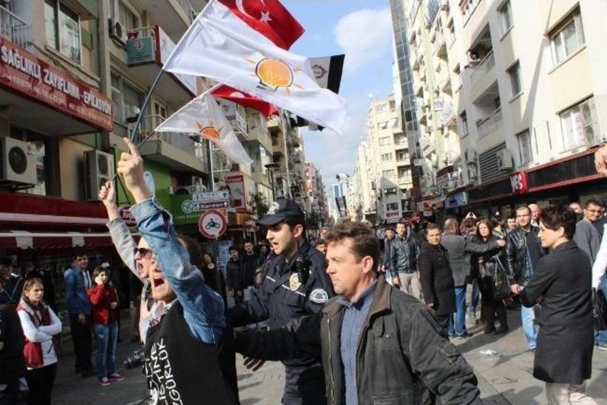 Başbakan&rsquo;ın İzmir Mitingi &Ouml;ncesi Bir Grup Eylem Yaptı