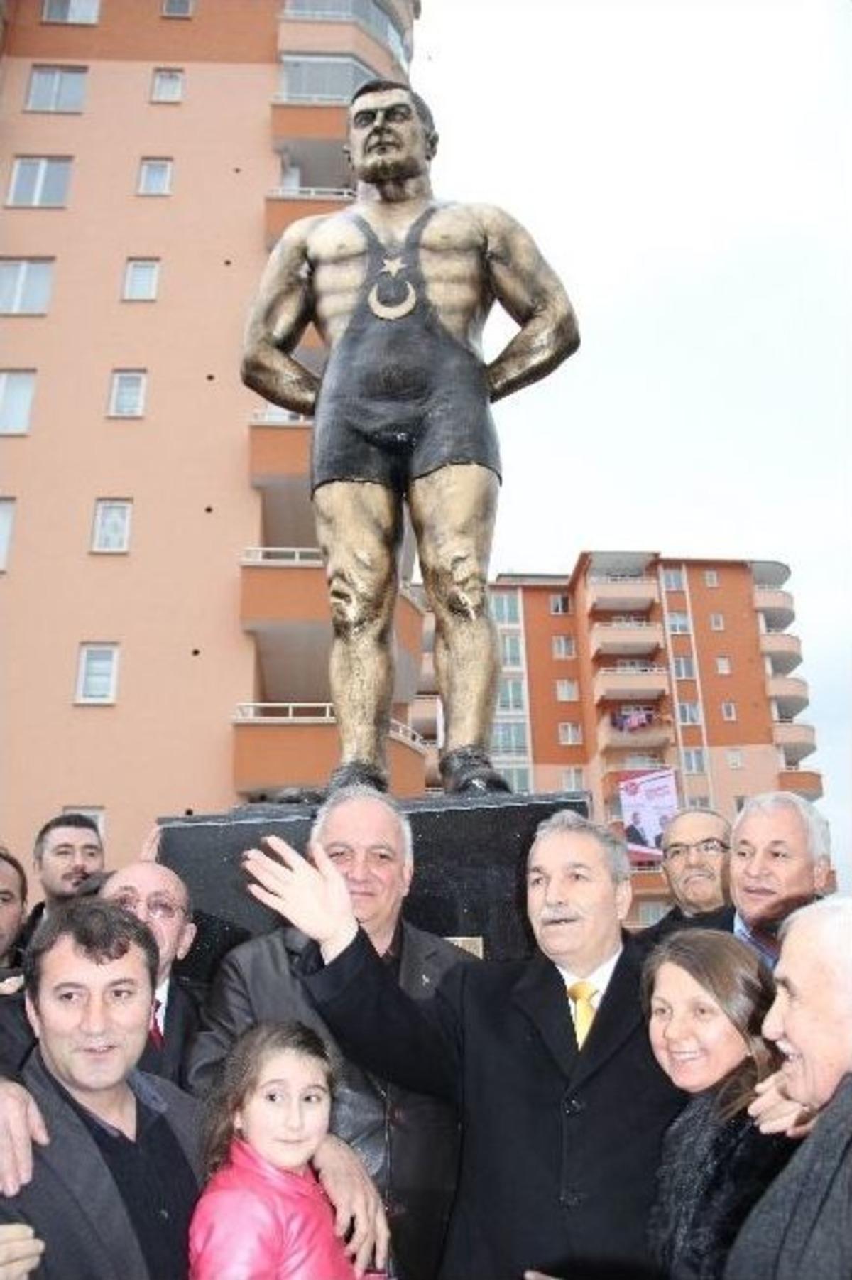 Yaşar Doğu'nun Heykeli Parka Dikildi
