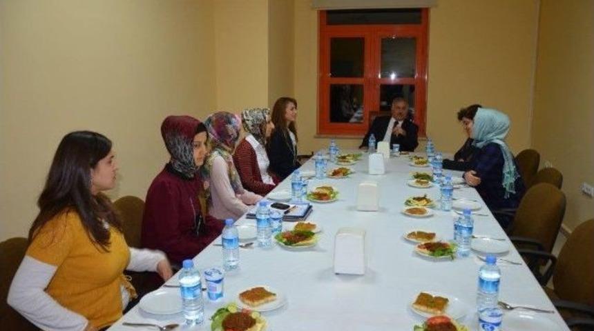 Rekt&ouml;r Yurtta Kalan &Ouml;ğrencilerle Bir Araya Geldi