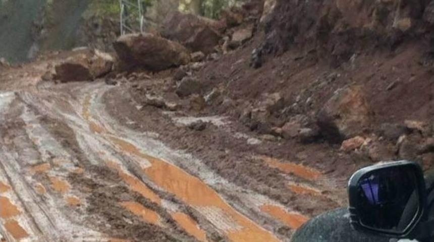 K&ouml;y Yolu Heyelan Nedeni İle Bir Haftadır Kapalı