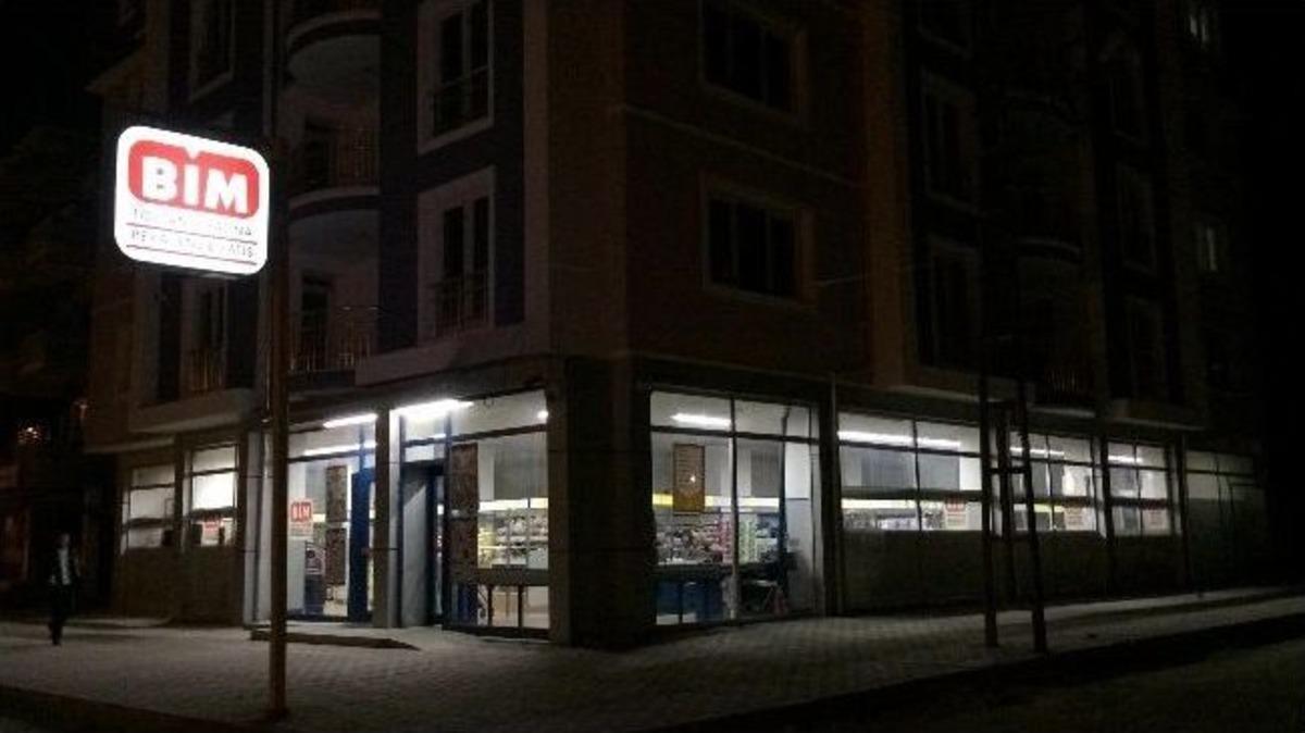 Van'da, Kimliği Belirsiz Kişiler Marketin Camlarını Kırdı