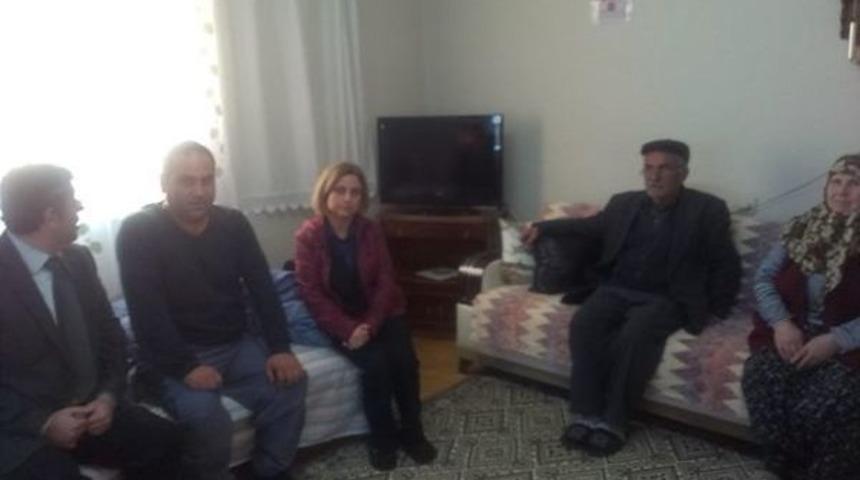 Hastanede Tedavi G&ouml;r&uuml;p Taburcu Olanları Evlerinde Ziyaret Ediliyor