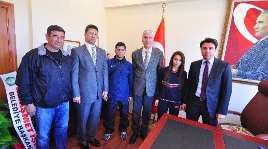 Şampiyon G&uuml;reş&ccedil;iden Kaymakam Bi&ccedil;er'e Ziyaret